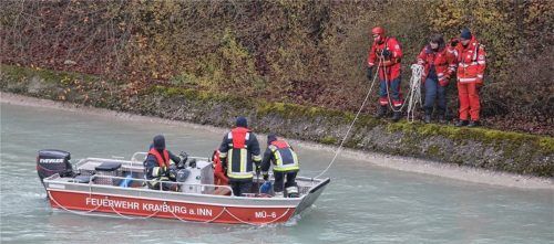 Ein Großaufgebot an Rettungskräften war gestern am Innkanal im Einsatz. Wegen der hohen Fließgeschwindigkeit konnte das Auto, das vermutlich aus einem Diebstahl stammt und im Kanal entsorgt werden sollte, zunächst nicht geborgen werden.Foto  fib
