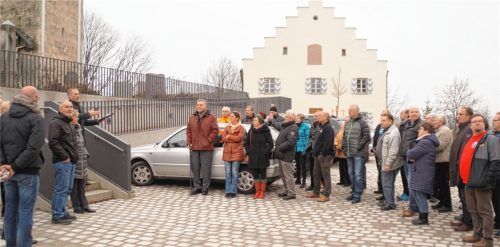 Ein halbes Jahr nach Baubeginn ist die Dorferneuerung in Pürten abgeschlossen. Auf den Baubeginn mussten die Pürtner allerdings länger warten. Daran erinnerte auch Bürgermeister Robert Pötzsch bei einer Feier mit Anwohnern und beteiligten Firmen am gestrigen Mittwoch.Fotos  hg/bac