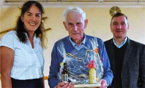 Ein halbes Jahrhundert im Verein: Stefan Erb (Mitte) bekam von der Vorsitzenden Gertraud Polz und ihrem Stellvertreter Martin Winkler ein Geschenk überreicht.Foto ni