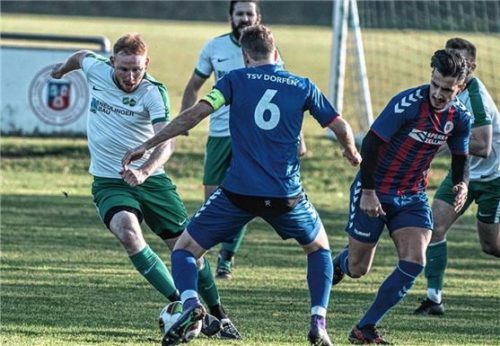 Ein Unentschieden gab es zwischen Dorfen und Reichertsheim-Ramsau/Gars. Hier kämpfen SG-Spieler Korbinian Klein und Dorfens Andreas Hartl um den Ball.Foto Wimmer
