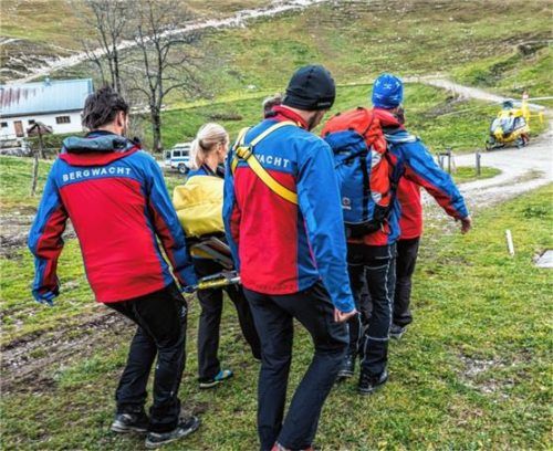 Eine 62-jährige Münchnerin wurde mit Herzbeschwerden von der Bergwacht zum Rettungshubschrauber gebracht. Zur weiteren medizinischen Abklärung ging es dann ins Romed-Klinikum.Foto lotter
