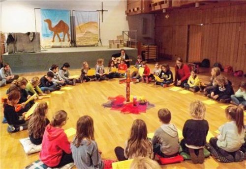 Eine Bibelgeschichte spielerisch erlebt haben die jungen Teilnehmer des ökumenischen Kinderbibeltages.Foto re