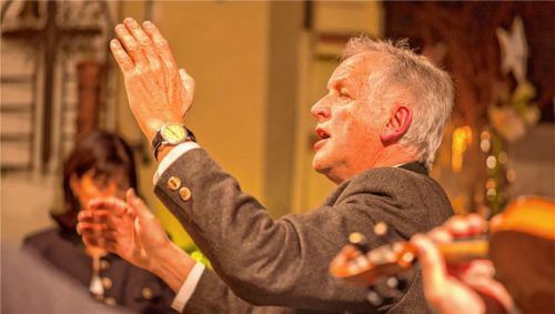 Eine Herzenssache: Hans Berger dirigiert das Adventssingen.