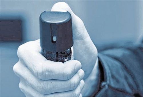 Eine Pfefferspray-Attacke am Rande des Faschingszuges in Waldkraiburg: Im Durchgang in der Raiffeisenbank gerieten zwei Personengruppen in Streit. Einer zückte sein Pfefferspray und sprühte herum. 13 Personen wurden dabei verletzt.Foto re