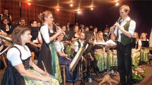 Einer der klangvollen Höhepunkte des Abends: Regina Weber und Marinus Häusler bei ihrem Klarinetten-Solo in der „Dudacka“-Konzertpolka.Foto sollinger