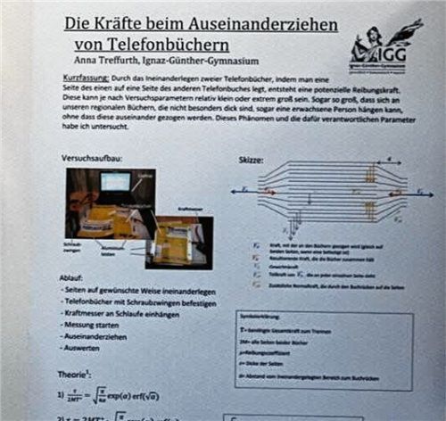 Eines der Projekte: Anna Treffurth untersucht die Kräfte, die beim Auseinanderziehen von zwei Telefonbüchern wirken.