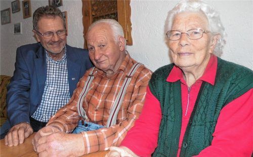 Eiserne Hochzeit im Hause Hofmeister. Das war auch für Bürgermeister Jakob Bichlmaier eine Premiere. Denn in 22 Jahren Amtszeit hatte er noch nie einem Paar gratulieren dürfen, das schon seit 65 Jahren treu zusammensteht.Foto  fim
