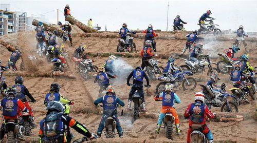 Eng wurde es für die Piloten im extrem gebauten X-Loop.