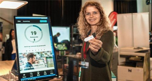 Ergonomie ist eines der großen Themen der heutigen Arbeitswelt und der zukünftigen sowieso. Andrea Kastl vom Rosenheimer Start-up 8sense zeigt hier einen von 8sense entwickelten Sensor, der die Bewegungen des Rückens misst und es möglich macht, etwa das Sitzverhalten des Trägers zu analysieren. Fotos jth