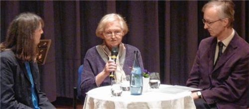 Erinnerte an die Anfänge des Vereins: Erika Rahnsch (Bildmitte) im Gespräch mit Museumsleiterin Elke Keiper und Stadtarchivar Konrad Kern.Foto  fis