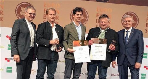 Erlaucht freut sich über die Auszeichnung: Ignaz Graf zu Toerring-Jettenbach (Mitte), links neben ihm Technischer Leiter und Erster Braumeister Arno Jacobi, rechts neben ihm Braumeister Thomas Braune. Mit auf dem Bild Vertreter der Beer Star Organisation.Foto hsc
