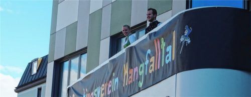 Erobern das Rathaus: das neue Kolbermoorer Prinzenpaar Mathias II. und Stefanie II. alias Mathias Kloo und Stefanie Seifert beim Faschingsauftakt am Rathausplatz und der Präsentation auf dem Rathausbalkon.