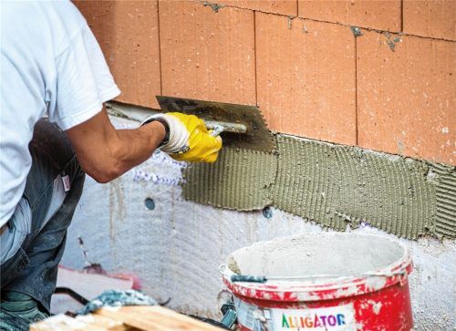 Erster Schritt vor dem Hausbau: Einen neuen Baugrund finden. In Pittenhart gibt es ein sogenanntes Einheimischenmodell, das bei der Vergabe verschiedene Kriterien mit Punkte bewertet. Foto dpa/Lino Mirgeler