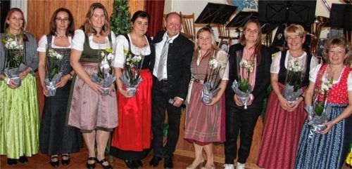 Fahnenjungfrauen von 1993 (von links): Sabine Rieder, Daniela Poerzler (Piller), Simone Ehberger (Maierbacher), Petra Dufter (Kleinmeier), Vorsitzender Georg Weichselbaumer, Sabine Schönhofer (Hofmann), Claudia Rinser, Johanna Weichselbaumer, Käthi Pronberger. Fotos Strasser