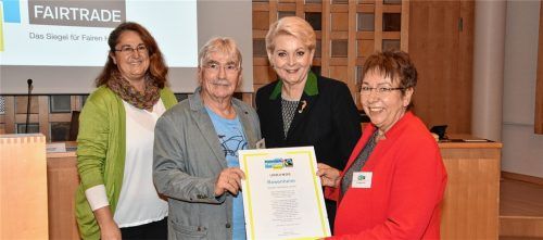 Fairtrade-Referentin Carina Bischke, Georg Schmid, stellvertretender Vorsitzender des Förderverein Fairtrade-Stadt Rosenheim, Oberbürgermeisterin Gabriele Bauer und Dr. Beate Burkl, Vorsitzende des Fördervereins Fairtrade-Stadt Rosenheim, mit der Rezertifizierungsurkunde (von links).Foto ps