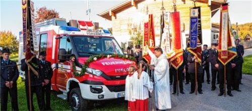 Feierstunde: Diakon Günter Schmitzberger weiht das neue Fahrzeug der Feuerwehr.Foto nit