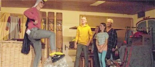 Ferdi (Ferdinand Leitner) probiert sein Kostüm aus dem Musical „Das Herz eines Adlers“, das er im Alter von acht Jahren auf der Bühne getragen hat.Foto Riedl