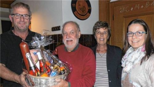 Ferdinand Kaltner (links) und Josefa Fill (rechts) dankten den Imkerpaten Hajo Helms und Elisabeth Stuiber für ihre tolle Arbeit mit den Nachwuchsimkern.Foto  fim