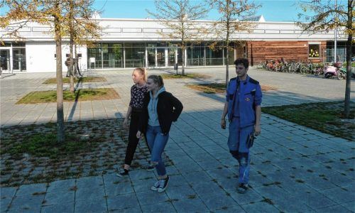 Fester Bestandteil in der Schullandschaft: Seit mehr als zwei Jahrzehnten gibt es in Rosenheim die Grundschule Erlenau an der Ebersberger Straße. Vor 25 Jahren wurde mit den Erdarbeiten für das Fundament begonnen. Foto bi