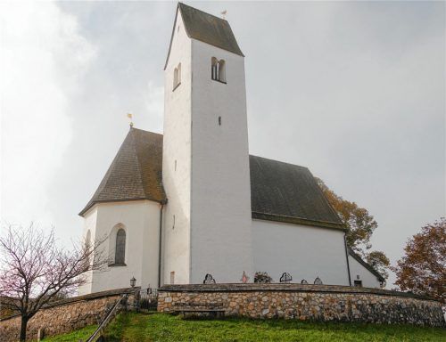 Filialkirche  St. Peter in Steinkirchen gilt als eine der am schönsten gelegenen Kirchen der Region.Fotos hoffmann