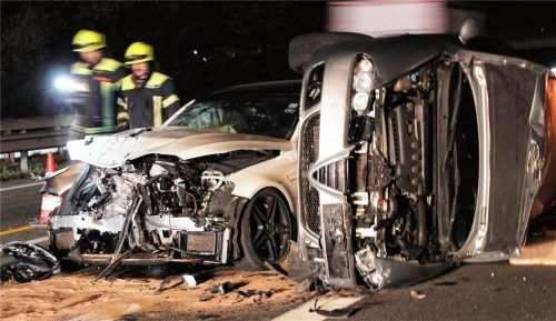 Flüchtig: Nach dem Fahrer des weißen Mercedes (links) sucht die Polizei. Den auf der Seite liegenden Alfa Romeo und einen weiteren Mercedes hatte das serbische Gespann geladen. Fotos Reisner