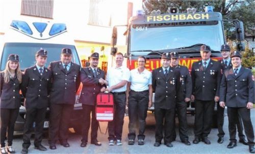 Freude über den neuen Rettungsrucksack.Foto re