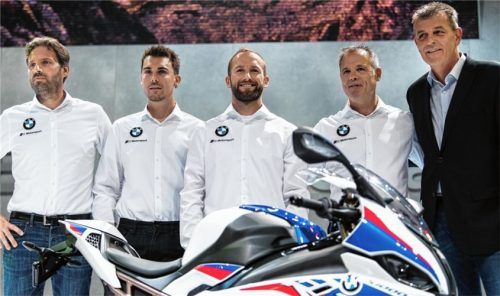 Freuen sich über das neue Motorrad für die kommende Superbike-WM Saison (von links): Marc Bongers, BMW Motorrad Motorsport Direktor, die Piloten Markus Reiterberger, Tom Sykes, Teamchef Shaun Muir und Dr. Markus Schramm, Leiter BMW Motorrad. Foto  bmw motorrad