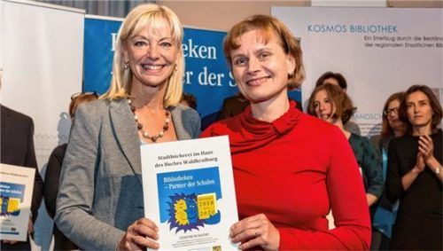 Freut sich über die Auszeichnung: Bianca Mertin (rechts) mit Kultusstaatssekretärin Carolina Trautner bei dem Festakt in der Staatsbibliothek. Foto BSB/H.-R. Schulz