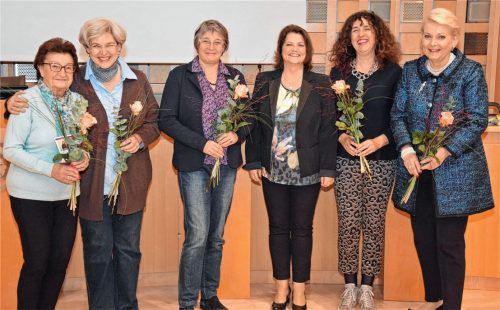 Fünf Generationen im Einsatz für die Gleichstellung: (von links) Eva Schira-Schuler (1988 bis 1995), Renate Heilmann (1995 bis 2005), Martina Wildenburg (2005 bis 2014), Bettina Sewald (2015 bis 2018) und ihre Nachfolgerin Christine Mayer (ab 2019) sowie Oberbürgermeisterin Gabriele Bauer. Foto Trux