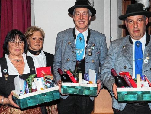 Für ihren langjährigen Einsatz beim Trachtenverein Pang wurde (von links) Adelheid Bucher, Angelika Gartner, Andreas Gartner und Andreas Aerzbäck jetzt nach ihrem Ausscheiden aus der Vorstandschaft gedankt. Foto Aerzbäck