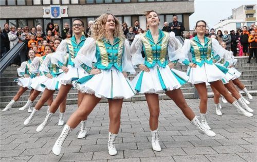 Garde, Marsch! Die Waldburgia läutete mit einer traditionellen Parade (Bild links) die närrische Saison ein. Im Hintergrund sieht man die vielen Nachwuchstalente der TSC Kindergarde (orange Jacken). Im rechten Bild liest das Kinderprinzenpaar, Julia und Marc, seine Proklamation vor und sagt „im Fasching sind alle gleich“. Dahinter klatscht das Prinzenpaar der Waldburgia, Chantal und Termet (rechts) Beifall sowie auch Bürgermeister Robert Pötzsch (links). Im Hintergrund stehen Stadtrat Michael Steindl, Marion Pötzsch und Zweiter Bürgermeister Richard Fischer.Fotos stl/kla