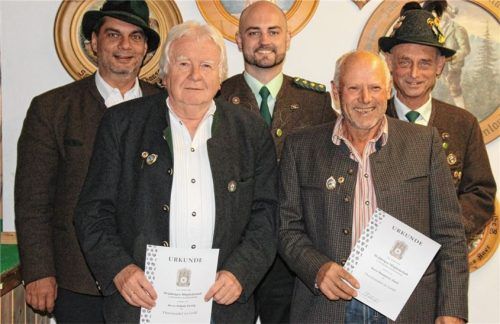 Gauschützenmeister Bernhard Brehmer, Georg Scholz, Vorstand Wolfgang Kerling, Josef Haimmerer und Hans Kerling (von links).Foto re