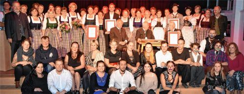 Geballte Ladung Kultur: Die diesjährigen Kulturpreisträger des Landkreises Rosenheim beim Festakt im Raublinger Gymnasium. Foto ruprecht