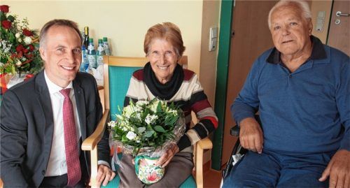 Gebürtige Berliner unter sich: Bürgermeister Robert Pötzsch gratulierte Charlotte und Helmut Schöps zur diamantenen Hochzeit.Foto  kob