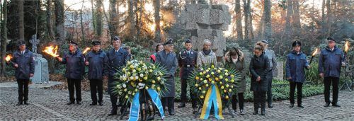 Gedenkstunde zum Volkstrauertag: Am Waldfriedhof wurden zwei Kränze zur Erinnerung an die Opfer von Krieg und Gewalt niedergelegt.Foto  SN