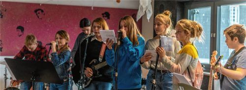 Gemeinsam rockten die jungen Leute den Werkstatt-Blues mit Hingabe.Fotos jt