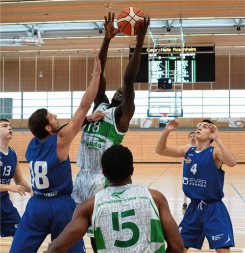 Gewaltig strecken müssen sich Varfie Kromah (am Ball) und sein Team heute gegen Goldbach. Foto walter
