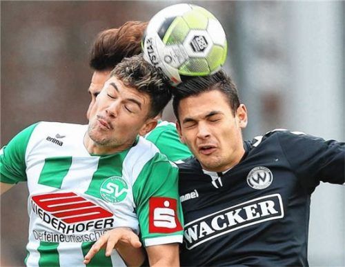 Gleiche Höhe: Burghausens Thorsten Nicklas (rechts) beim Kopfballduell mit einem Schaldinger.Foto Butzhammer