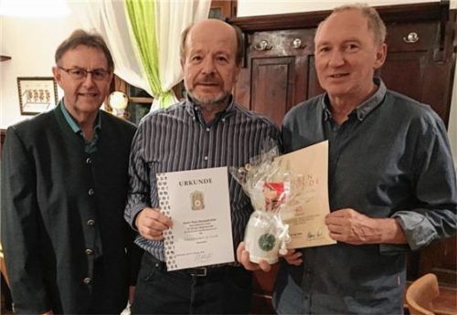 Glückwünsche für langjährige Vereinszugehörigkeit: Erster Schützenmeister Walter Fladerer gratulierte Theo Sinnesbichler und Rainer Stiglauer (von links).Foto re