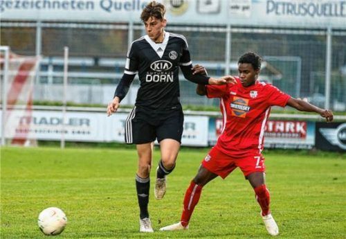 Größenunterschied: Landshuts Robin Oswald gegen Traunsteins Ethan Monaghan (rechts). Foto  Weitz