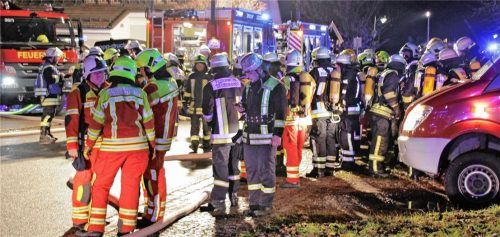 Großaufgebot: Rund 200 Feuerwehrleute waren am Mittwoch bis spät in die Nacht im Einsatz. Fotos Reisner (2), Huber (2)