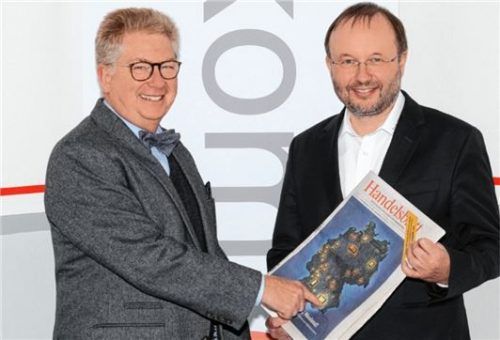 Große Freude über die gute Platzierung: Thomas Bugl (links) und Komro-Geschäftsführer Gert Vorwalder. Foto re