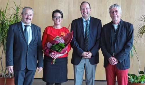 Gruppenbild mit strahlender Konrektorin: Mit Blumen gratulieren Bürgermeister Peter Kloo, Rektor Markus Rinner und Schulamtsdirektor Edgar Müller. Foto js