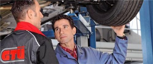 GTÜ-Prüfer bei der Arbeit.Foto GTÜ