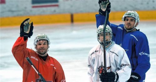 Gut gelaunte Starbulls-Spieler vor den Wochenendspielen gegen Riessersee und Selb: Von links Dusan Frosch, Enrico Henriquez und Tom Pauker winken den Trainingskiebitzen. Foto  Ziegler