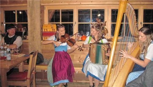 Hilgerhof-Hoagart bedeutet für die Volksmusikanten Musizieren und Zuhören: Michael Scheil (links) vom Dreiwinkl-G’sang lauscht Anna Rausch, Katharina Kuen und Maria Schnegg von „Jung und frisch“. Foto Graichen