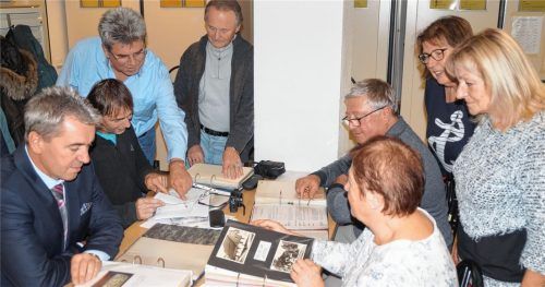Im Archiv der Adlergebirgler, Friesetaler und Grulicher im Haus der Kultur gab es beim Besuch der tschechischen Delegation viel zu sichten und zu besprechen (von links): Bürgermeister Roman Studený aus Mladov, Miloš Taraška, Günther Wypotil, Heimatlandschaftsbetreuer für das Adlergebirge, Rudolf Karger, der übersetzte, Altbürgermeister Teodor Šmok und dessen Schwester Irena Dlohá sowie Elisabeth Pischel, Archivbetreuerin, und Monika Gräf, Dolmetscherin.