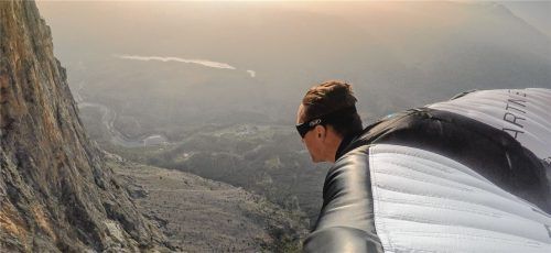 Im freien Fall die Felsen hinab: Der Extremsport Basejumpen wurde für Maximilian Werndl zur Sucht.Fotos Beechstudios