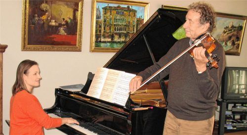 Im Wohnzimmer der Barbarinos: Eva Barbarino und Florian Sonnleitner üben für das Konzert im Ahnensaal.Foto eig