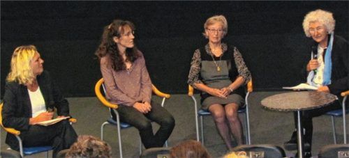 In der Expertenrunde nach dem Film diskutierten AOK-Pflegeberaterin Ingrid Wachinger, Alexandra Nettelnstroth, Irmgard Linz und Maria Lehner (von links).Foto  aok